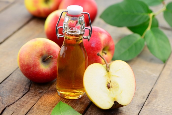 Pha giấm táo với nước ấm uống vào buổi sáng